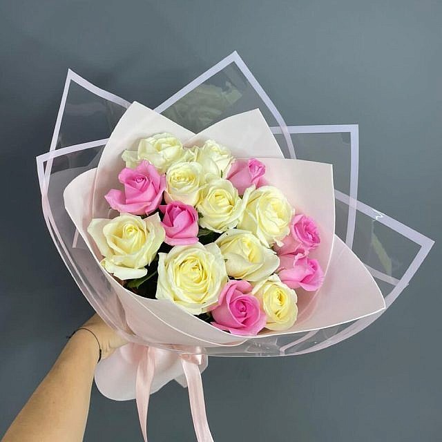 15 роз белых и розовых