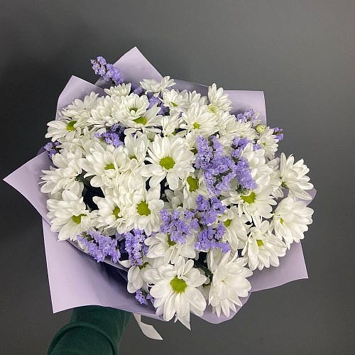 Букет из сиреневой статицы и хризантемы кустовой