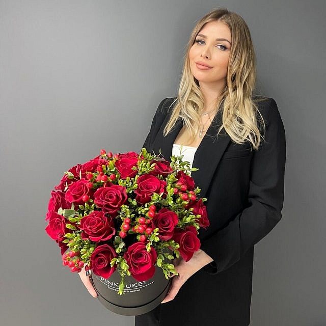 Коробочка розы эквадор и гиперикум в руках