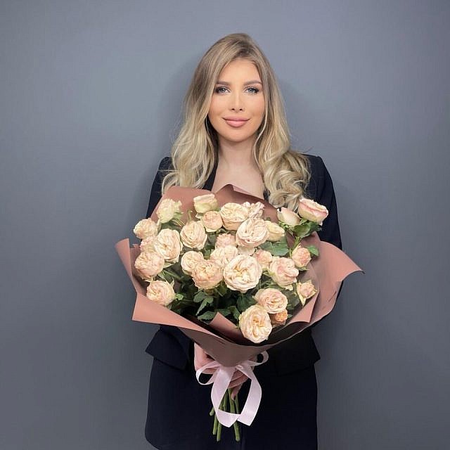 роза пионовидная кустовая 7 шт