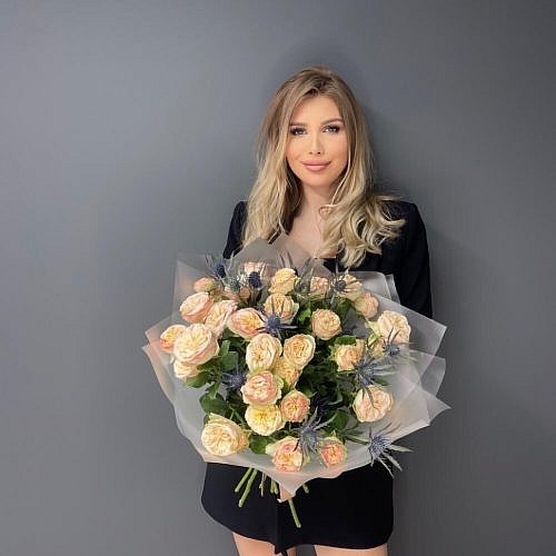 Gentle trendsetter роза пионовидная 7 шт Эрингиум синий 3 шт