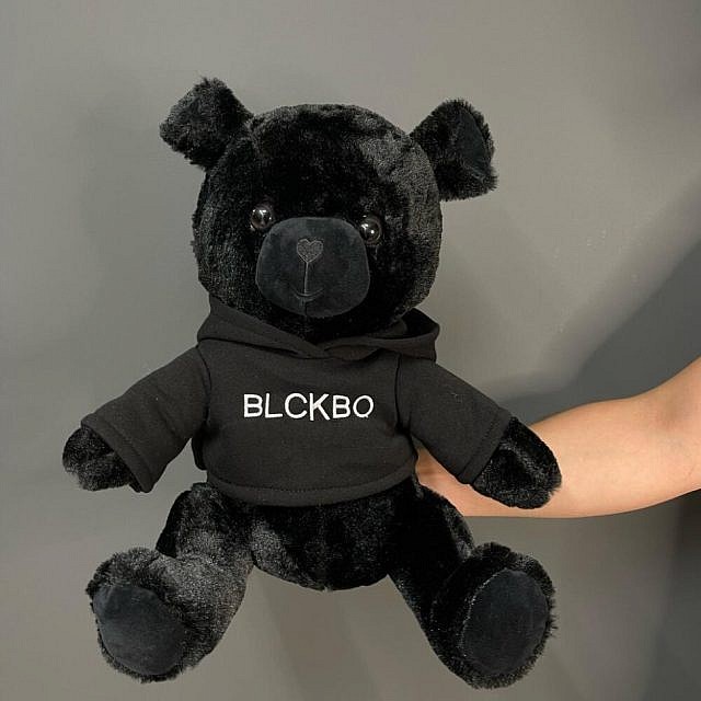 плюшевый Медведь BLCKBO 45 см в руке