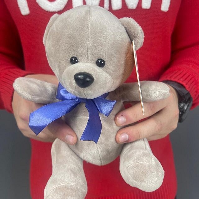 Мишка с синим бантом