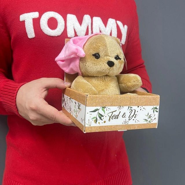 Мишка в розовой шапочке сбоку