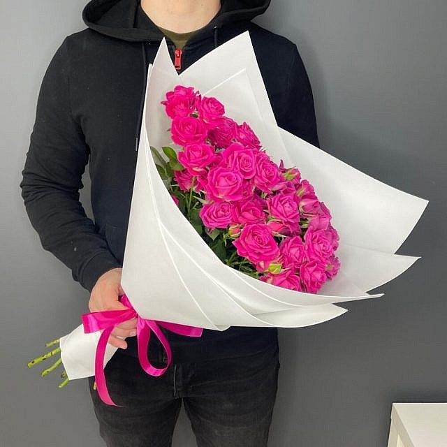 11 малиновых роз в руках