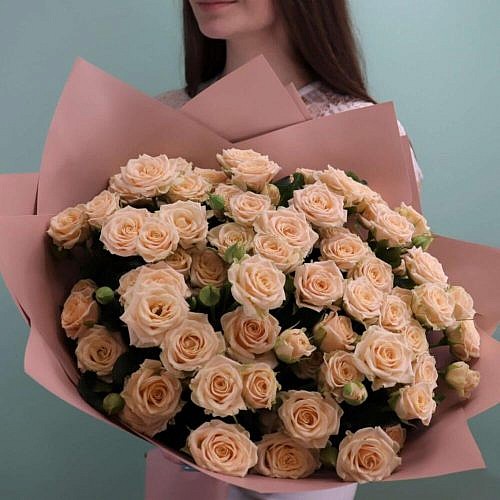 Букет из кремовых кустовых роз