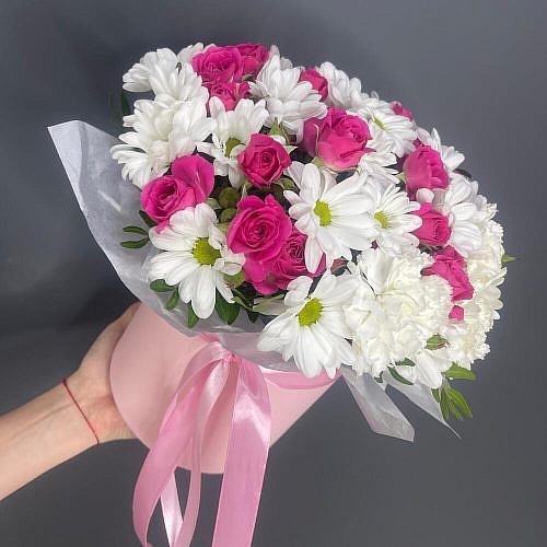 Коробочка из малиновых 5 кустовых роз и 3 ромашковой хризантемы