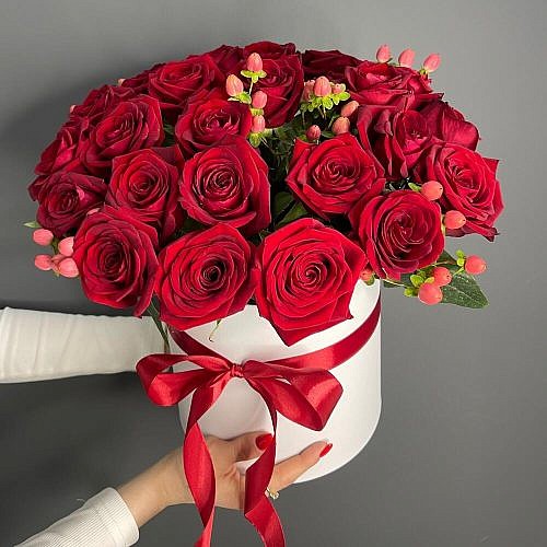 Коробочка из 25 красных роз и 5 красных гиперикумов