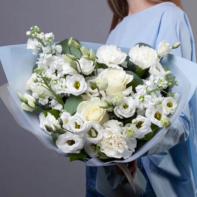 Букет Маттиола - 3 шт Роза - 3 шт Эустома - 3 шт Диантус - 3 шт Эвкалипт Baby Blue - 2 шт в голубой упаковке в руках