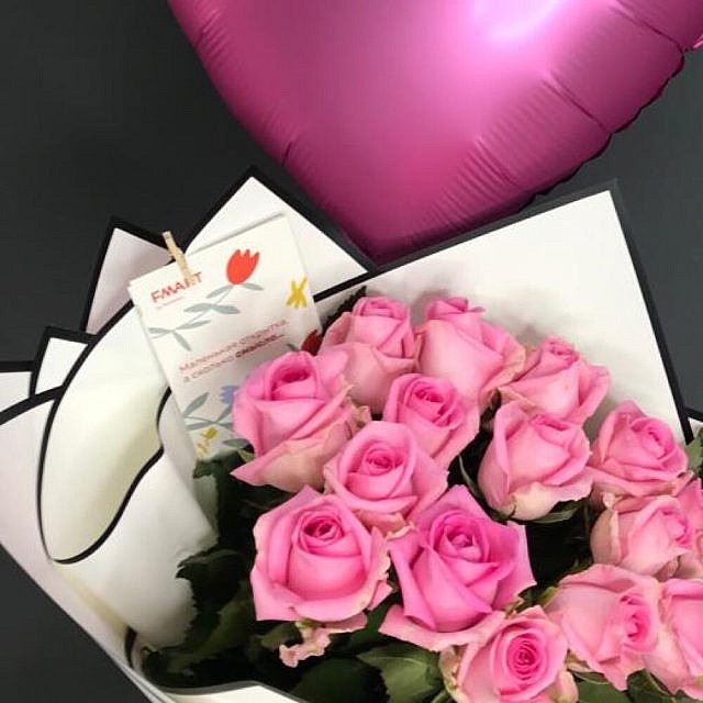 15 розовых роз ревиваль с розовым шаром сердце вблизи сбоку