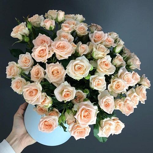 Коробочка из кремовых кустовых роз