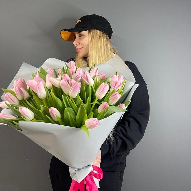 Букет 51 тюльпан Pale Pink в упаковке в руках