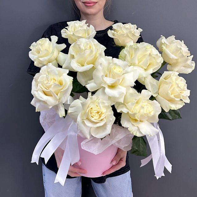 Коробочка 11 французских роз белых в руках девушки