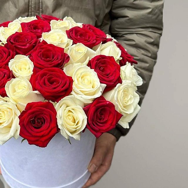 Бокс из 25 роз красные белые ракурс близко