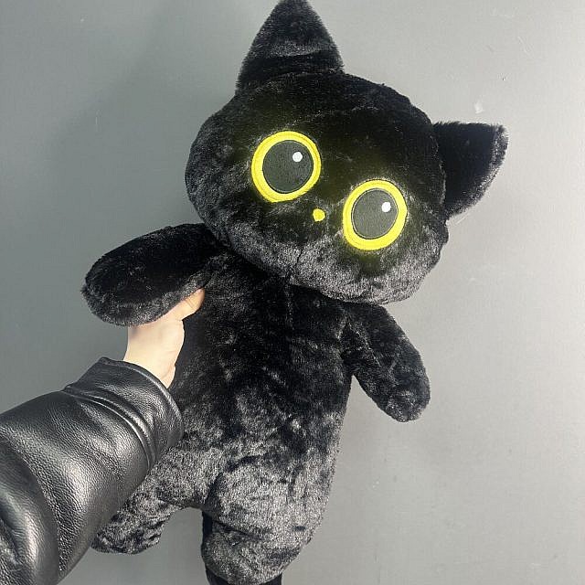 Котик черный 40 см в руке