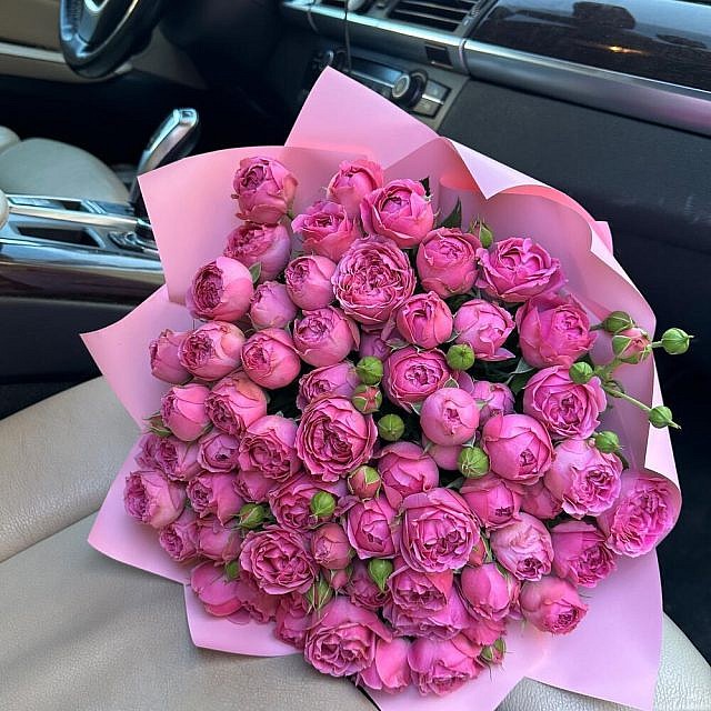 19 пионовидных роз в руках