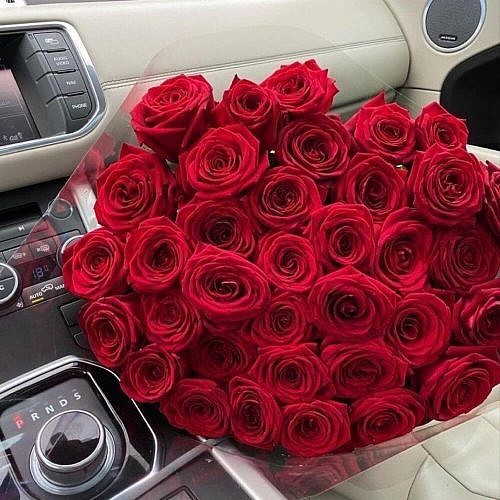 35 красных роз red naomi