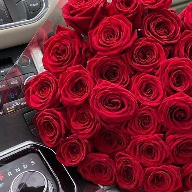 35 красных роз red naomi cбоку