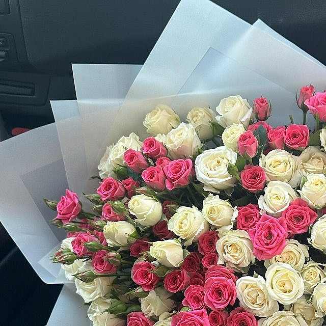39 кустовых роз микс белые и малиновые вблизи слева