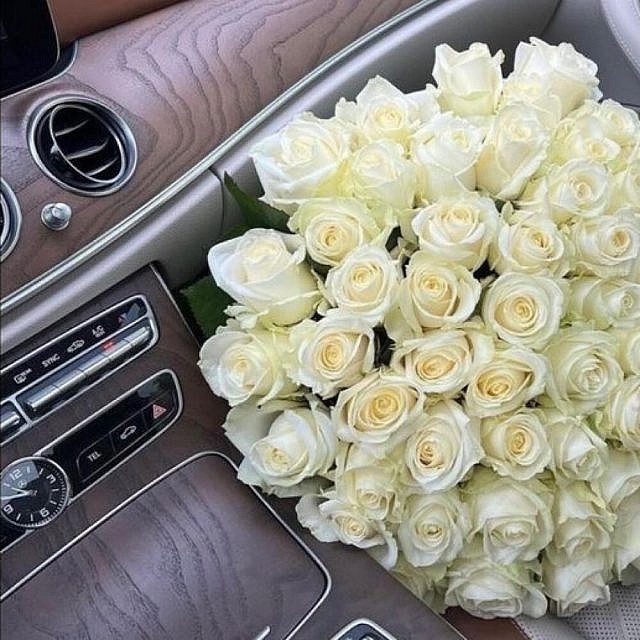 51 белая роза в авто вблизи