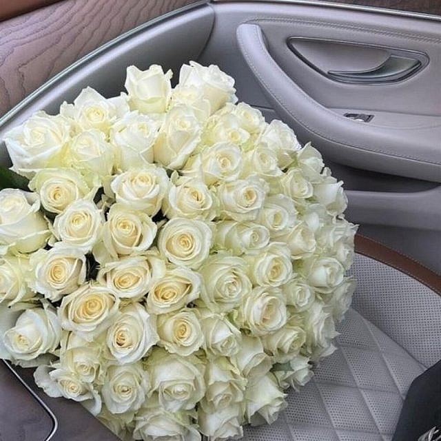 51 белая роза в авто вблизи справа