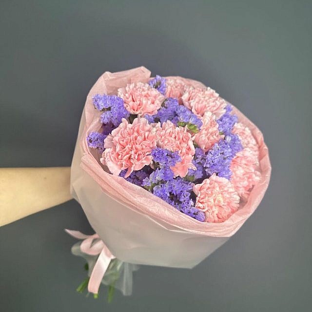 Букет из розовой гвоздики и статицы