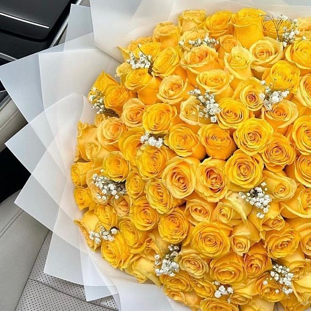 101 желтая роза с белой гипсофилой слева
