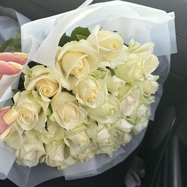 29 белых роз аваланш вблизи сбоку
