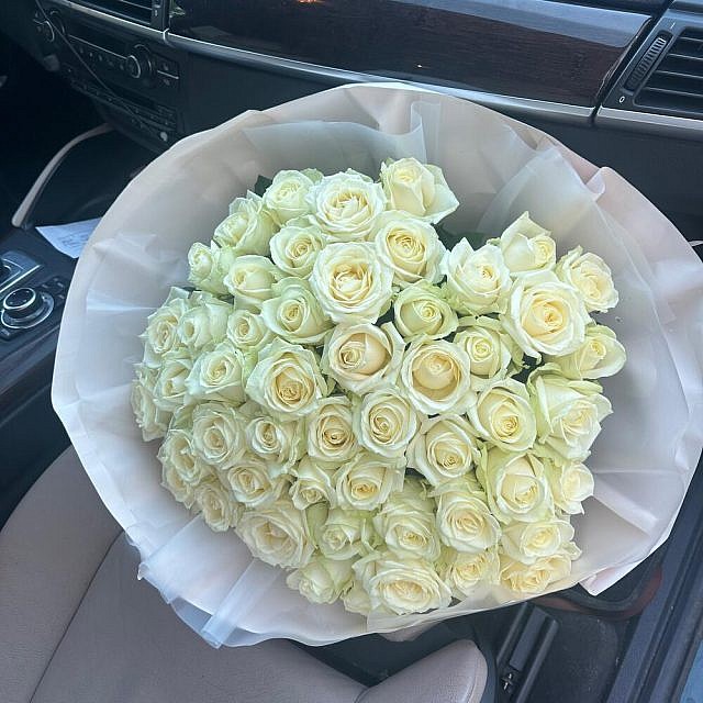 51 белая роза аваланш сбоку
