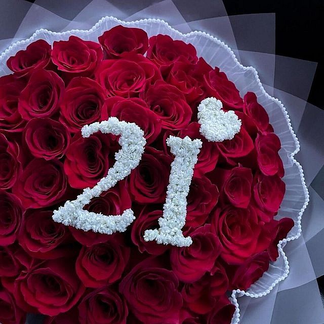 51 красная роза с цифрой 21 сбоку