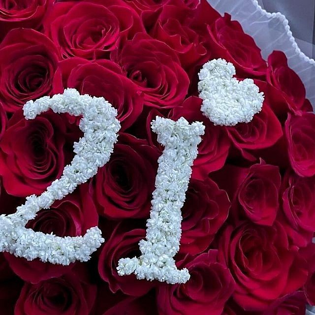 51 красная роза с цифрой 21 вблизи