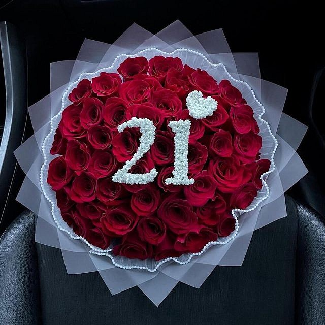 51 красная роза с цифрой 21