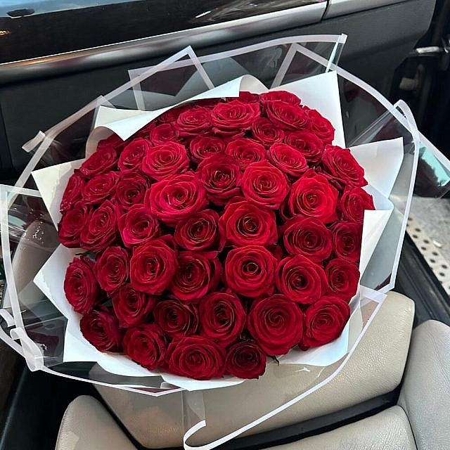 51 роза ред наоми в машине
