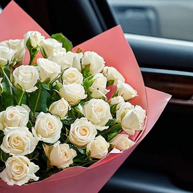 17 белых кустовых роз сбоку