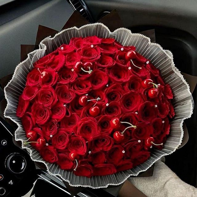 51 красная розы с вишней