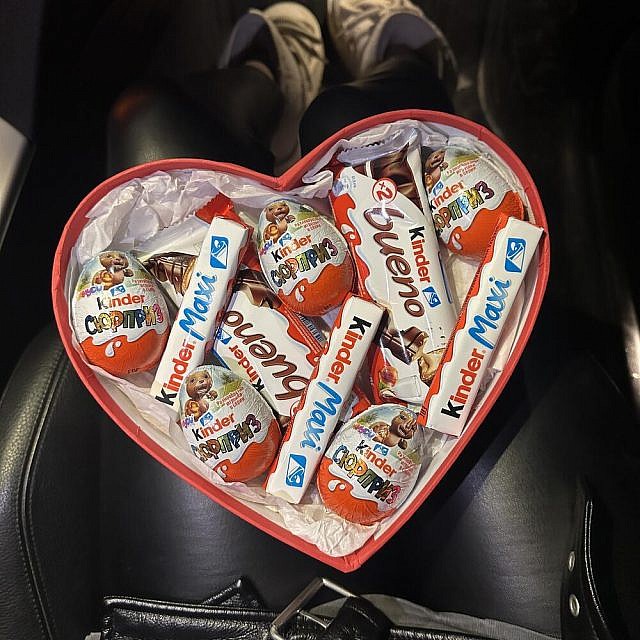 Коробка-сердце с шоколадом Kinder Bueno и дополнительным сюрпризом. Готовый романтический подарок с доставкой по Саратову в руках